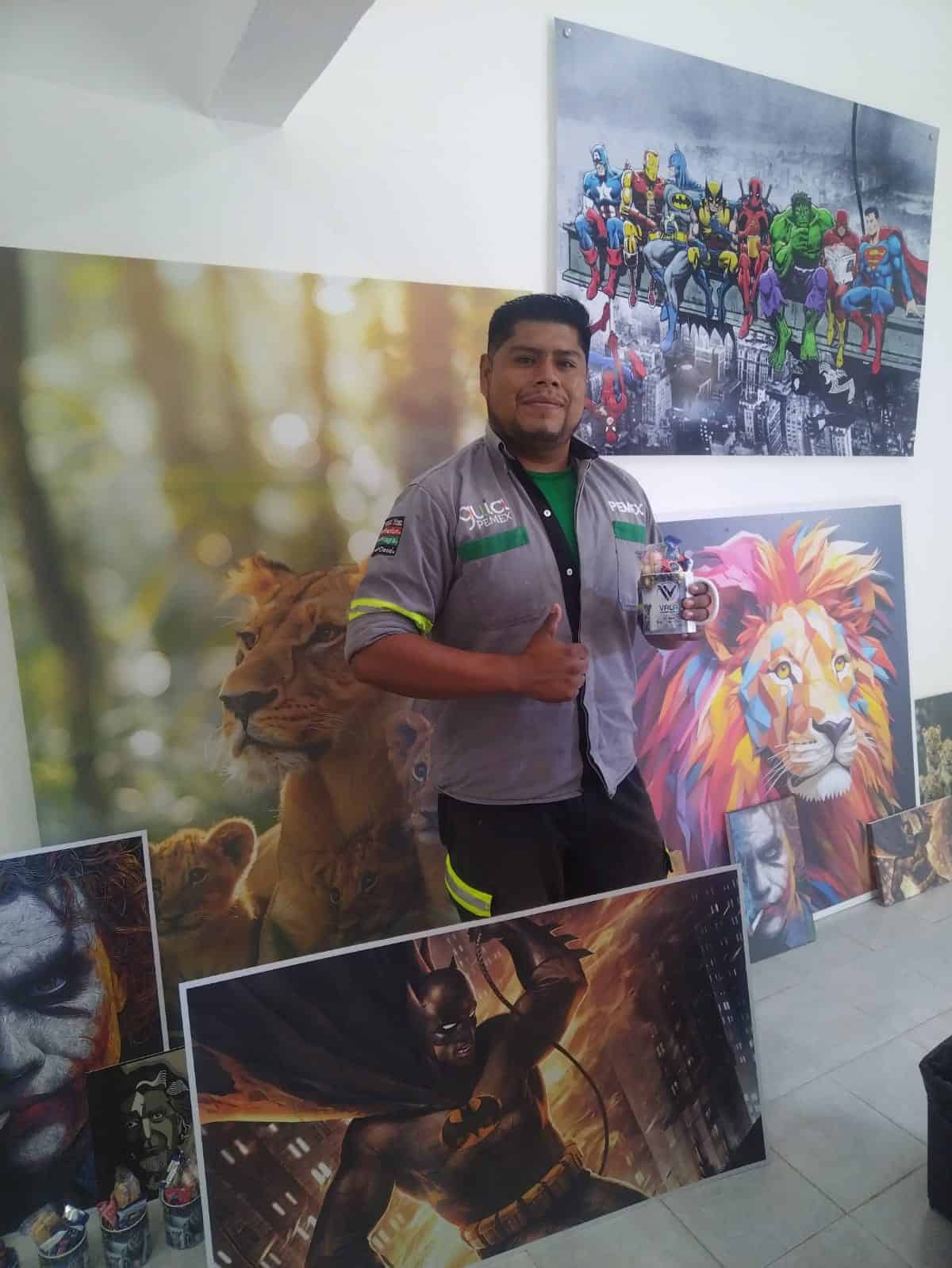 Equipo VALA Publicidad mostrando trabajos de impresión de alta calidad